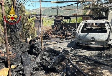 Auto in fiamme a Bosa: il rogo arriva alla legnaia