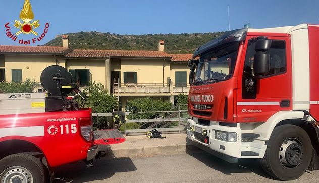 Fiamme in una casa a Bosa, i Vigili del fuoco salvano un cane