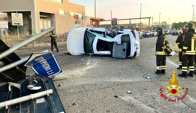 Cagliari. Schianto all’alba sulla 554, auto ribaltata e conducenti in ospedale