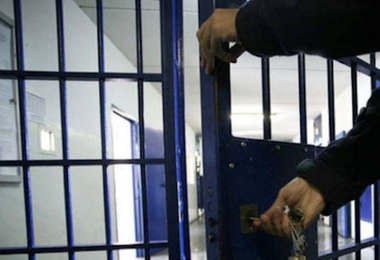 Oristano. Incendiano materassi in carcere: 2 detenuti salvati dagli agenti