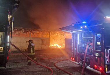Vasto incendio in un fienile a Oniferi: 4 squadre al lavoro da stanotte