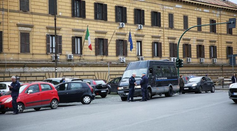 Dolci alla bimba vicina di casa, poi le molestie: arrestato 40enne a Roma