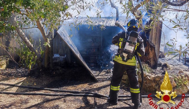 Sassari. Esplosioni e incendio in un deposito di attrezzi agricoli