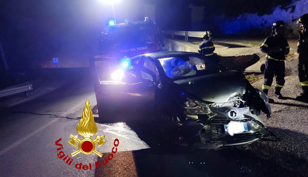 Incidente stradale nel Sassarese, auto finisce sul guard rail