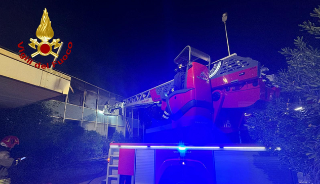 Palazzina in fiamme a Ottana: diverse le squadre di Vigili del fuoco 