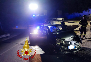 Incidente stradale nel Sassarese, auto finisce sul guard rail