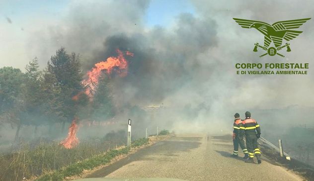 Oggi in Sardegna 12 incendi, in azione gli elicotteri del Corpo forestale