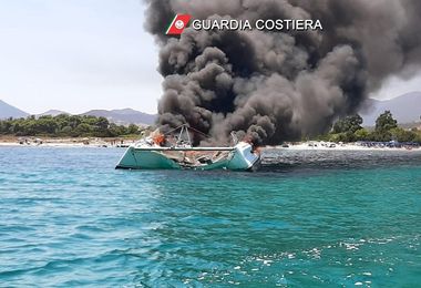 Incendio su un catamarano a Porto Ottiolu, salvati due turisti