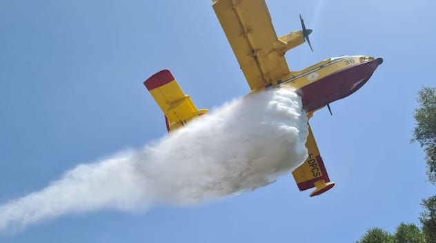 La Sardegna brucia ancora: vasto incendio nel Nuorese