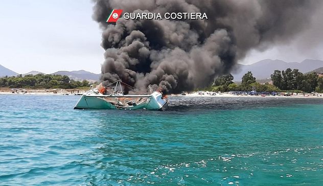 Incendio su un catamarano a Porto Ottiolu, salvati due turisti