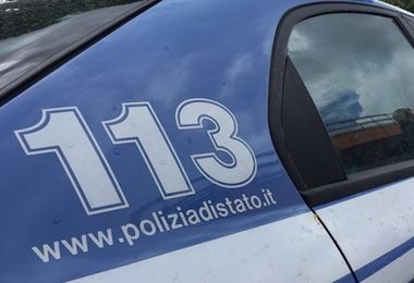 Picchia i figli e li chiude nella cuccia del cane, via da casa il padre violento