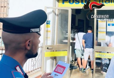 Carabinieri con i pensionati di Calangianus per il ritiro della pensione