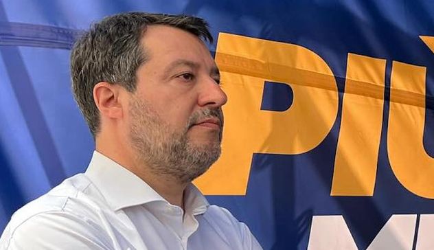 Parigi 2024, Salvini attacca: “Letti di cartone e nuotatori nella fogna”