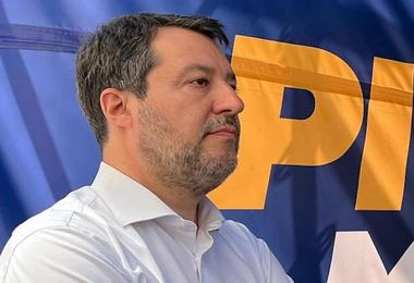 Parigi 2024, Salvini attacca: “Letti di cartone e nuotatori nella fogna”