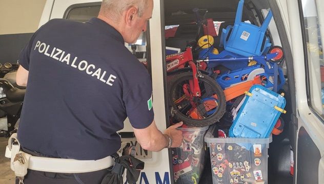 Sassari. Dalla Polizia locale ancora doni per famiglie bisognose 