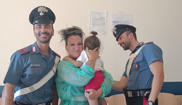 Un boccone di traverso e la bimba rischia di soffocare: salvata dai carabinieri