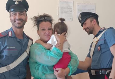 Un boccone di traverso e la bimba rischia di soffocare: salvata dai carabinieri