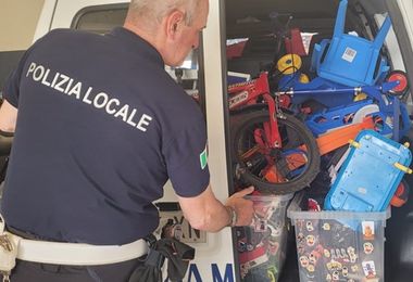 Sassari. Dalla Polizia locale ancora doni per famiglie bisognose 