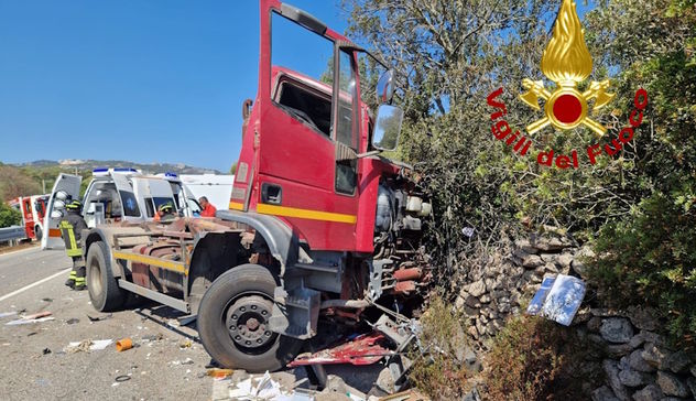 Schianto tra Olbia e Arzachena: morto l’autista del camion