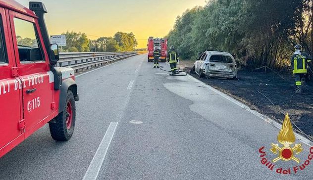 Abbasanta. Auto prende fuoco sulla 131 Dcn