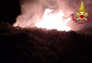 Vasto incendio a Sorso: a rischio una pineta