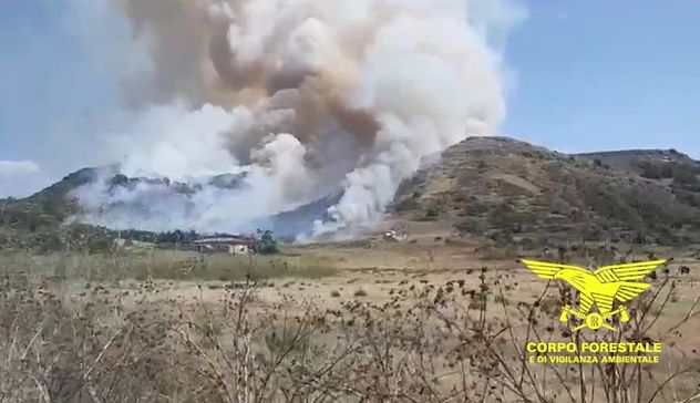 Incendio a Codrongianus, in volo i mezzi aerei per le operazioni di bonifica 