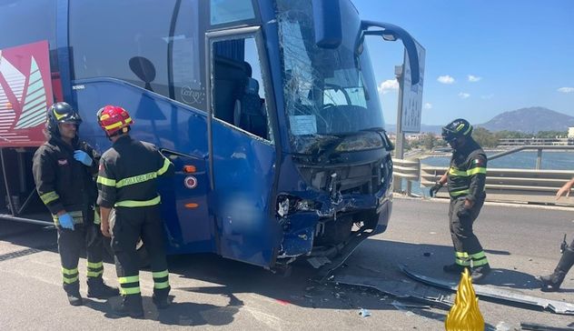 Olbia, schianto pullman-auto: una donna ferita