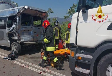 Maxi tamponamento a Capoterra: coinvolti due autoarticolati e un furgoncino