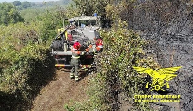 Vasto incendio a Escalaplano. In azione un elicottero