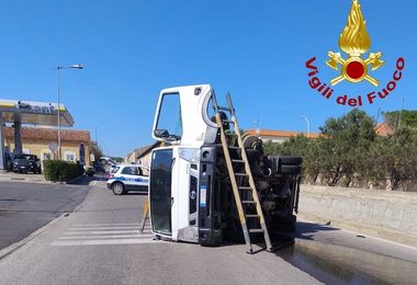 La Maddalena. Si ribalta mezzo della nettezza urbana, ferito il conducente