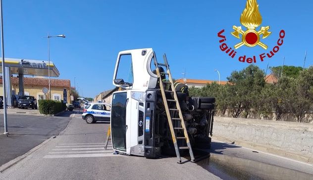 La Maddalena. Si ribalta mezzo della nettezza urbana, ferito il conducente