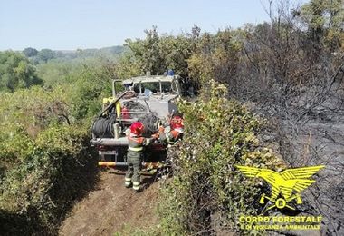 Vasto incendio a Escalaplano. In azione un elicottero