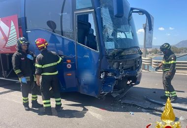 Olbia, schianto pullman-auto: una donna ferita