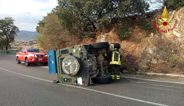 Orgosolo. Strada scivolosa per la pioggia, fuoristrada si ribalta 