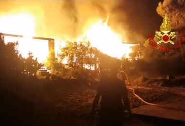 Chiosco sulla spiaggia devastato dalle fiamme: paura a Liscia Ruia