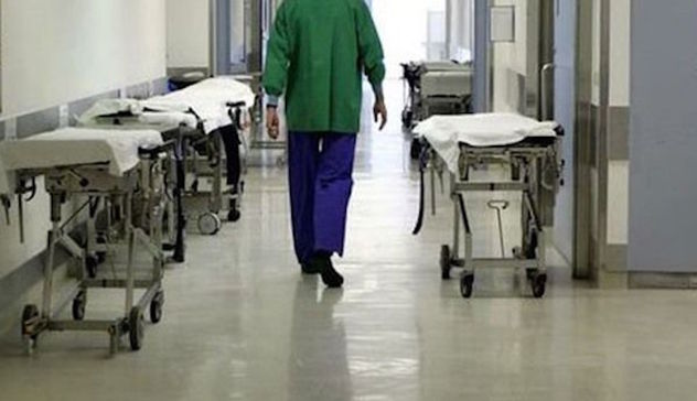 Notte di terrore in ospedale: entra con una mazza e ferisce 12 dipendenti