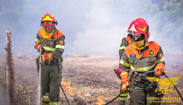 Fiamme in una casa coloniale a Marrubiu, bambini in salvo