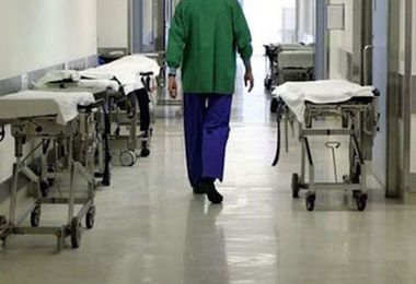 Notte di terrore in ospedale: entra con una mazza e ferisce 12 dipendenti