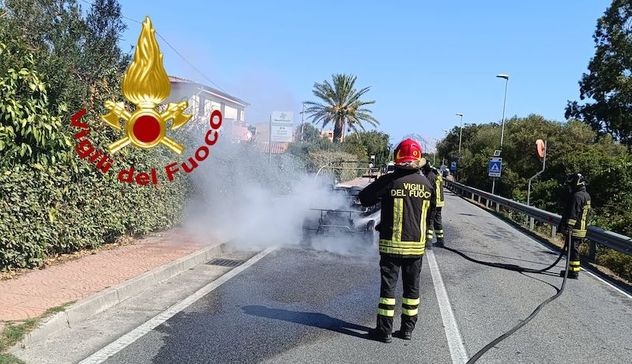 Auto completamente distrutta dalle fiamme sulla Statale 125