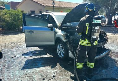 Auto in fiamme a Paulilatino: sul posto Vigili del Fuoco e Barracelli