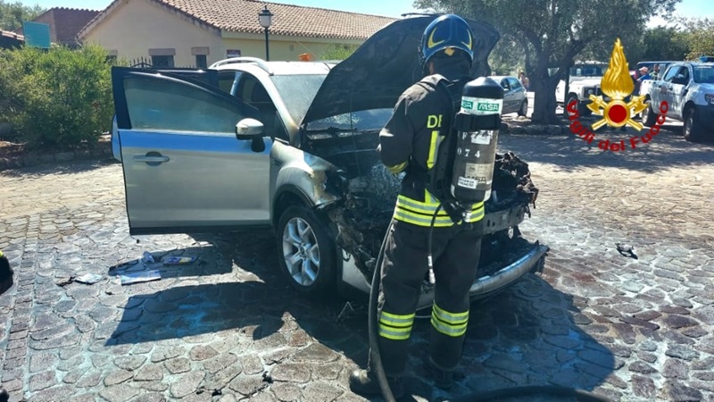 Auto in fiamme a Paulilatino: sul posto Vigili del Fuoco e Barracelli