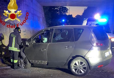 Macomer. Esce di strada e si schianta contro un muro: 5 persone in ospedale