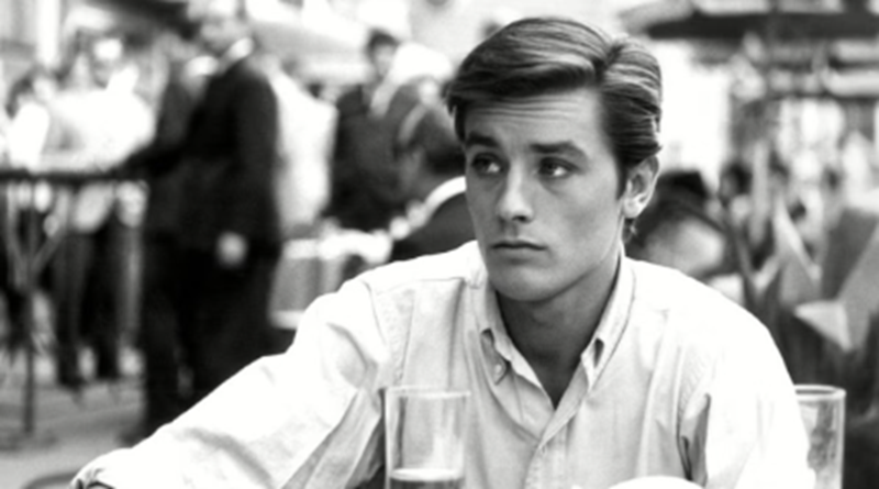 Alain Delon, l'ultimo saluto dei fan: montagne di fiori davanti ai cancelli di Douchy