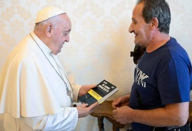 Beniamino Zuncheddu in Vaticano dal Papa: in dono il suo libro