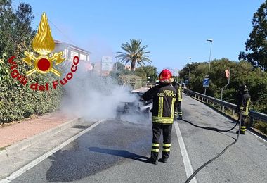 Auto completamente distrutta dalle fiamme sulla Statale 125