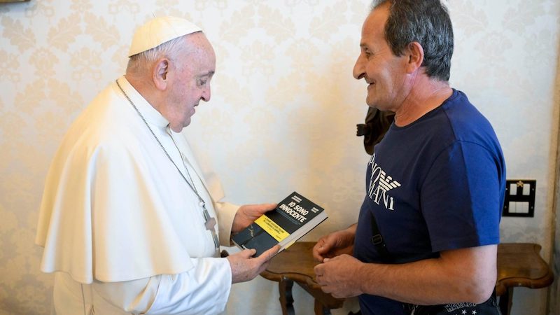 Beniamino Zuncheddu in Vaticano dal Papa: in dono il suo libro