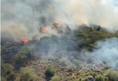 La Sardegna continua a bruciare: oggi 9 incendi, elicottero a Benetutti