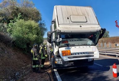 In fiamme la motrice di un camion di carburanti sulla SS 131