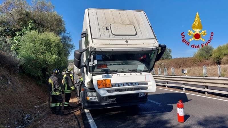 In fiamme la motrice di un camion di carburanti sulla SS 131