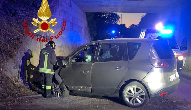 Macomer. Esce di strada e si schianta contro un muro: 5 persone in ospedale